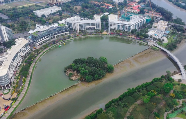 Đường hoa xuân Phú Mỹ Hưng.jpg Đường hoa xuân Phú Mỹ Hưng.jpg