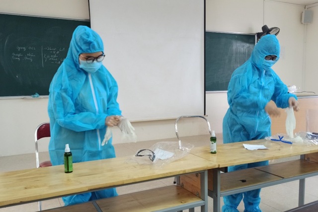 Sinh viên chi viện tâm dịch: Không dám uống nước trước giờ vào ca - 4 Sinh viên chi viện tâm dịch: Không dám uống nước trước giờ vào ca - 4