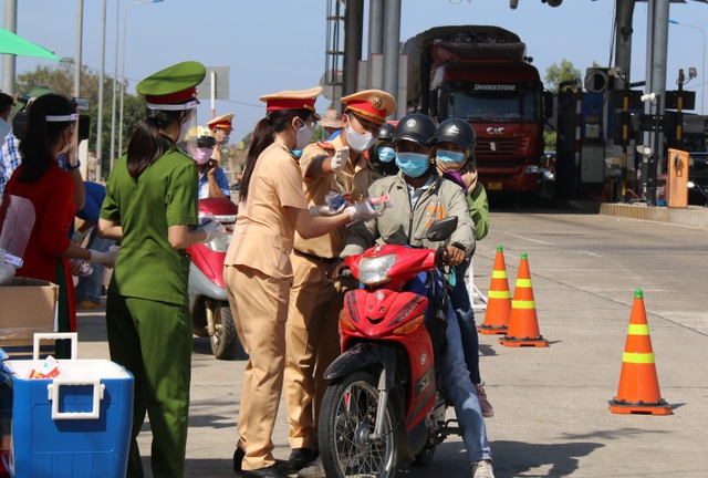 Hàng ngàn người khai báo y tế, đo thân nhiệt tại cửa ngõ Tây Nguyên - 3 Hàng ngàn người khai báo y tế, đo thân nhiệt tại cửa ngõ Tây Nguyên - 3