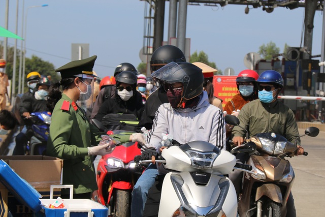 Hàng ngàn người khai báo y tế, đo thân nhiệt tại cửa ngõ Tây Nguyên - 5 Hàng ngàn người khai báo y tế, đo thân nhiệt tại cửa ngõ Tây Nguyên - 5