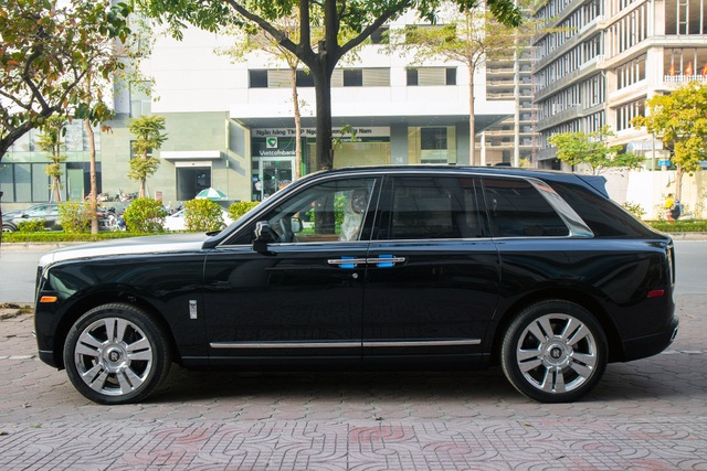 Cận cảnh Rolls-Royce Cullinan 5 chỗ: Gia vị khác lạ cho đại gia Việt - 12 Cận cảnh Rolls-Royce Cullinan 5 chỗ: Gia vị khác lạ cho đại gia Việt - 12