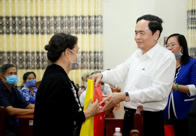 Ông Trần Thanh Mẫn trao quà Tết tới các gia đình chính sách ở Cần Thơ - 1