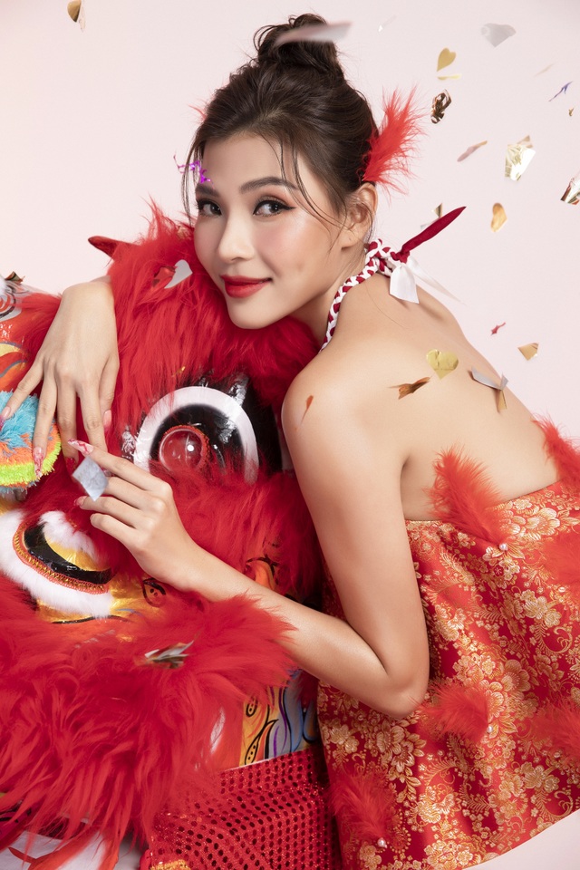 Thúy Diễm khoe lưng trần quyến rũ - 1 Thúy Diễm khoe lưng trần quyến rũ - 1