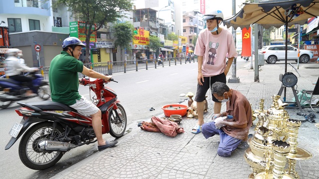 Thợ đánh bóng lư đồng thời Covid-19: Làm vì quen việc và từ cái tâm - 12 Thợ đánh bóng lư đồng thời Covid-19: Làm vì quen việc và từ cái tâm - 12