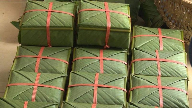Làng bánh chưng trăm tuổi Bếp luôn đỏ lửa vẫn không kịp phục vụ - 1 Làng bánh chưng trăm tuổi Bếp luôn đỏ lửa vẫn không kịp phục vụ - 1