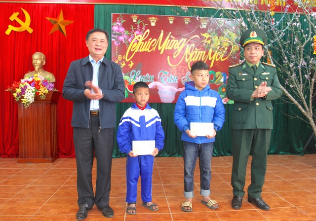 Thăm, tặng quà gia đình chính sách tại Nghệ An dịp cận Tết - 1