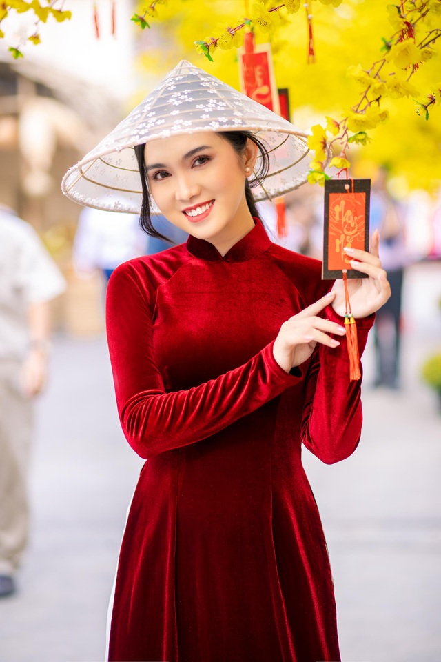 Hot girl miền Tây khoe nhan sắc ngọt ngào trong tà áo dài đón Tết - 2 Hot girl miền Tây khoe nhan sắc ngọt ngào trong tà áo dài đón Tết - 2