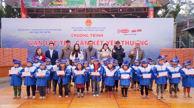Cùng nghệ sĩ Hoài Linh mang Tết đến sớm với trẻ em nghèo tỉnh Điện Biên - 2 Cùng nghệ sĩ Hoài Linh mang Tết đến sớm với trẻ em nghèo tỉnh Điện Biên - 2