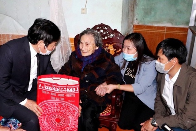 Hà Tĩnh: Chăm lo Tết tới người có công, người có hoàn cảnh khó khăn - 1 Hà Tĩnh: Chăm lo Tết tới người có công, người có hoàn cảnh khó khăn - 1