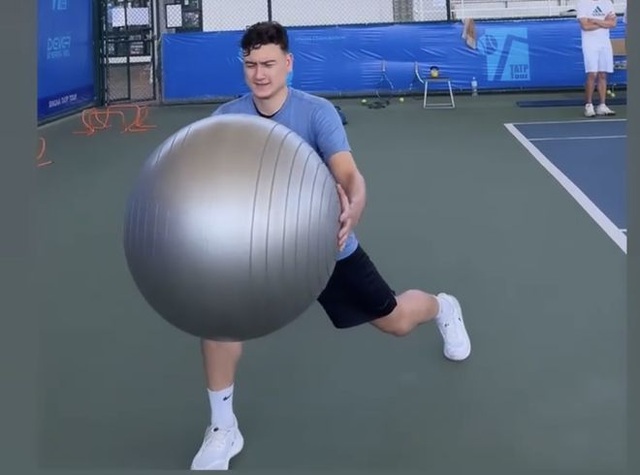 Văn Lâm luyện công với cường độ cao trên... sân tennis - 2 Văn Lâm luyện công với cường độ cao trên... sân tennis - 2