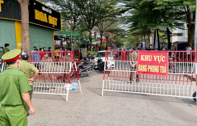 Cận cảnh phong tỏa khu chung cư có nhân viên sân bay mắc Covid-19 - 1 Cận cảnh phong tỏa khu chung cư có nhân viên sân bay mắc Covid-19 - 1