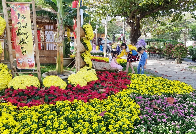 Nha Trang: Colorful flowers on the beach, bustling people spring travel - 1