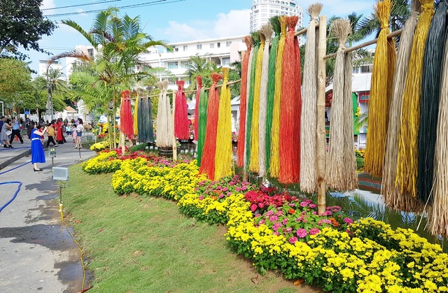 Nha Trang: Colorful flowers on the beach, people bustling spring travel - 6