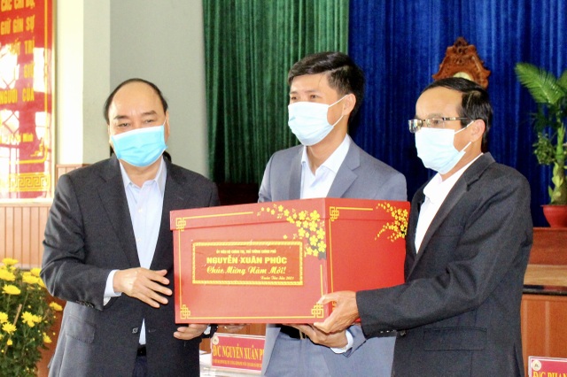Thủ tướng thăm và tặng quà Tết gia đình chính sách, hộ nghèo tại Quảng Nam - 3