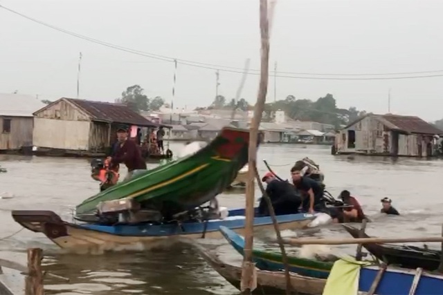 Truy tìm 5 đối tượng lao xuồng máy vào lực lượng chống buôn lậu - 2