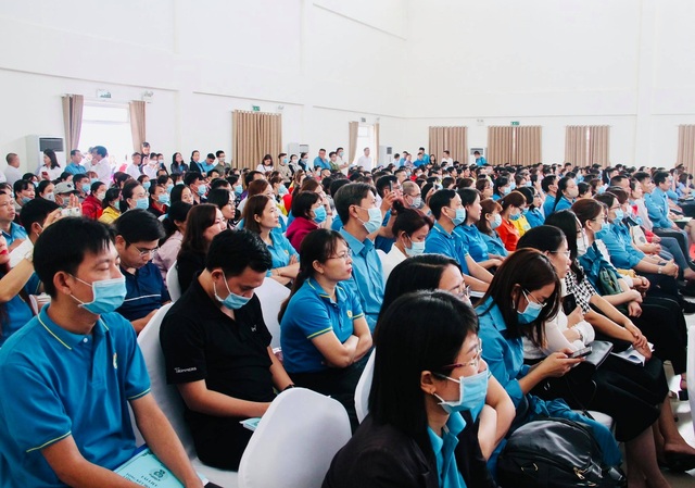 Chiều 30 Tết, công nhân Bình Dương đón Tết xa để gần - 1 Chiều 30 Tết, công nhân Bình Dương đón Tết xa để gần - 1