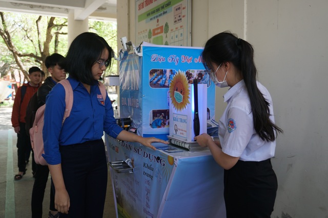 Quảng Ngãi: Nữ sinh lớp 12 chế tạo ATM 4 trong 1 phòng dịch Covid-19 - 1