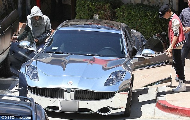 Ca sĩ Justin Bieber ra phố với chiếc Rolls-Royce cực dị - 13 Ca sĩ Justin Bieber ra phố với chiếc Rolls-Royce cực dị - 13
