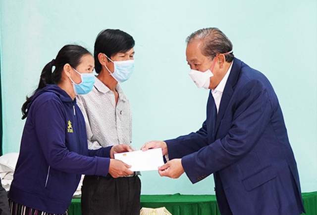 Phó Thủ tướng thăm, tặng quà gia đình chính sách, hộ nghèo tại Huế - 1 Phó Thủ tướng thăm, tặng quà gia đình chính sách, hộ nghèo tại Huế - 1
