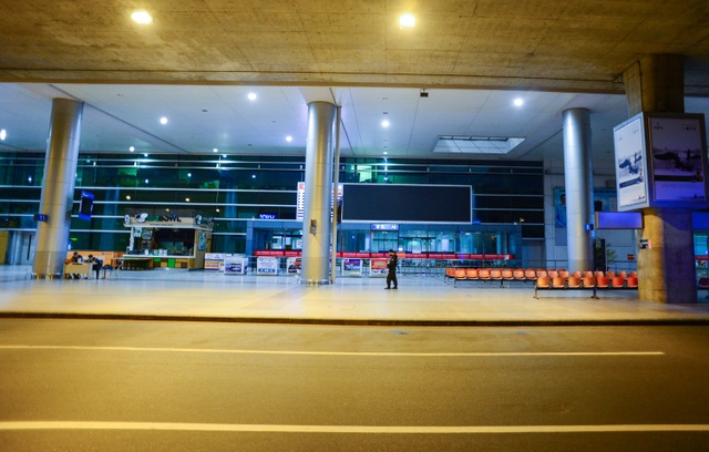Sân bay Tân Sơn Nhất vắng vẻ.jpg