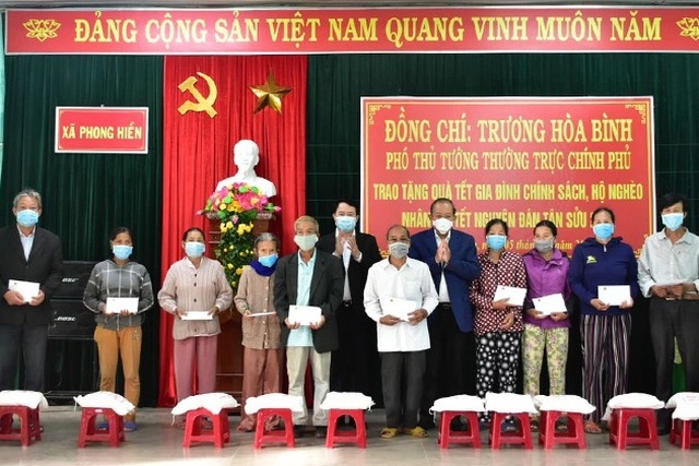 Phó Thủ tướng thăm, tặng quà gia đình chính sách, hộ nghèo tại Huế - 2 Phó Thủ tướng thăm, tặng quà gia đình chính sách, hộ nghèo tại Huế - 2