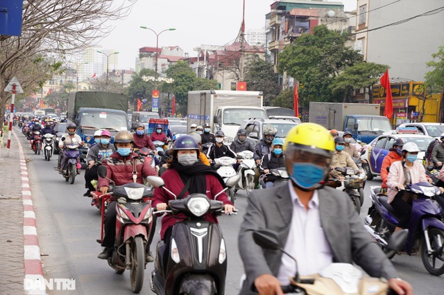 Người dân đổ về quê nghỉ Tết sớm, đường phố cửa ngõ Hà Nội ùn ứ kéo dài - 9 Người dân đổ về quê nghỉ Tết sớm, đường phố cửa ngõ Hà Nội ùn ứ kéo dài - 9