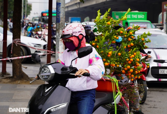Người dân đổ về quê nghỉ Tết sớm, đường phố cửa ngõ Hà Nội ùn ứ kéo dài - 11 Người dân đổ về quê nghỉ Tết sớm, đường phố cửa ngõ Hà Nội ùn ứ kéo dài - 11