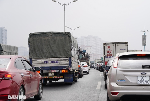 Người dân đổ về quê nghỉ Tết sớm, đường phố cửa ngõ Hà Nội ùn ứ kéo dài - 4 Người dân đổ về quê nghỉ Tết sớm, đường phố cửa ngõ Hà Nội ùn ứ kéo dài - 4