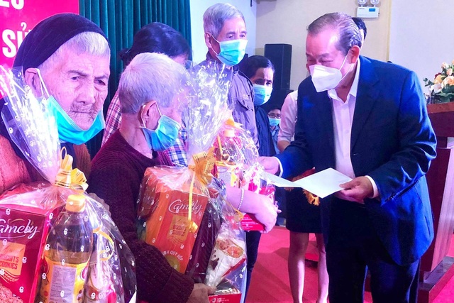 Phó Thủ tướng Trương Hòa Bình tặng quà đến người nghèo Quảng Ngãi - 1