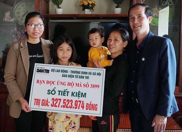 Trao sổ tiết kiệm hơn 300 triệu đồng của bạn đọc giúp đỡ bé 13 tuổi nuôi em - 1 Trao sổ tiết kiệm hơn 300 triệu đồng của bạn đọc giúp đỡ bé 13 tuổi nuôi em - 1