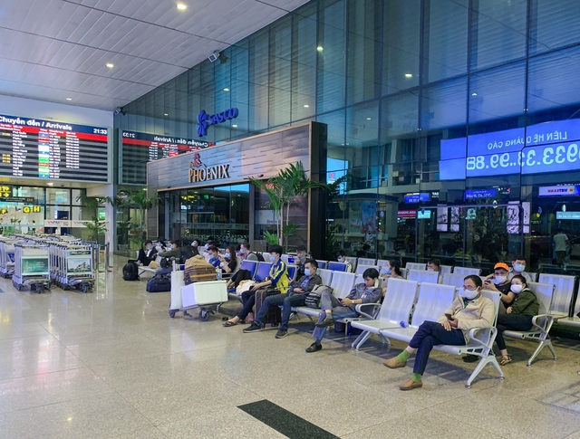 Sân bay Tân Sơn Nhất vắng vẻ.jpg