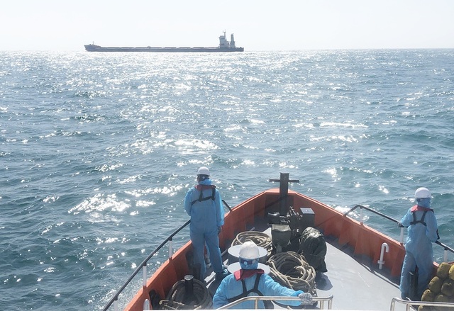 Cứu thuyền viên tàu hàng Hy Lạp bị nạn ngoài khơi Nha Trang - 1