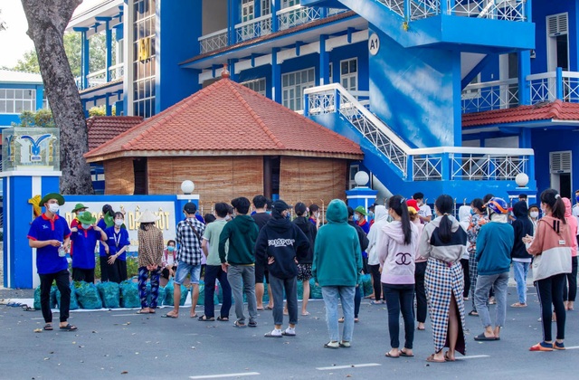 Nhịp sống ngày Tết trong khu phong tỏa ở Bình Dương - 5 Nhịp sống ngày Tết trong khu phong tỏa ở Bình Dương - 5