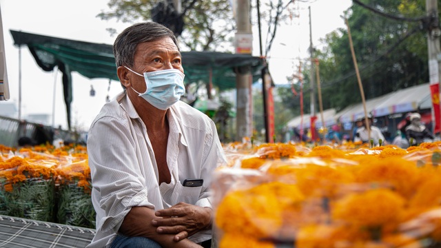 Nhiều ngày phơi mặt không bán nổi hoa, tiểu thương khóc thét lo mất Tết - 7 Nhiều ngày phơi mặt không bán nổi hoa, tiểu thương khóc thét lo mất Tết - 7