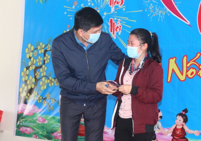 Tết sum vầy mang xuân sớm đến với người lao động Nghệ An khó khăn - 1 Tết sum vầy mang xuân sớm đến với người lao động Nghệ An khó khăn - 1