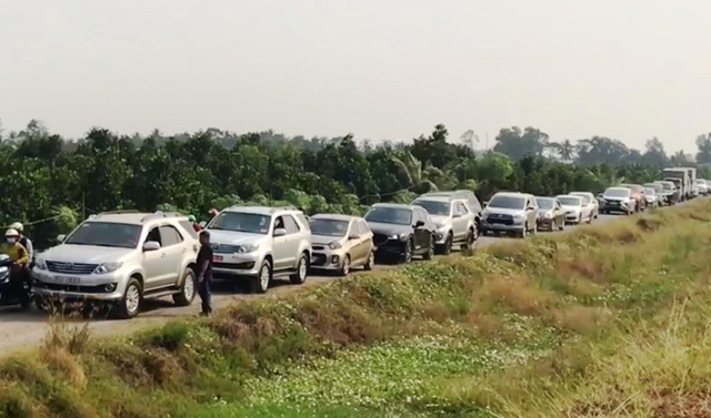 Đường từ TPHCM về miền Tây kẹt cứng, giao thông hỗn loạn - 2