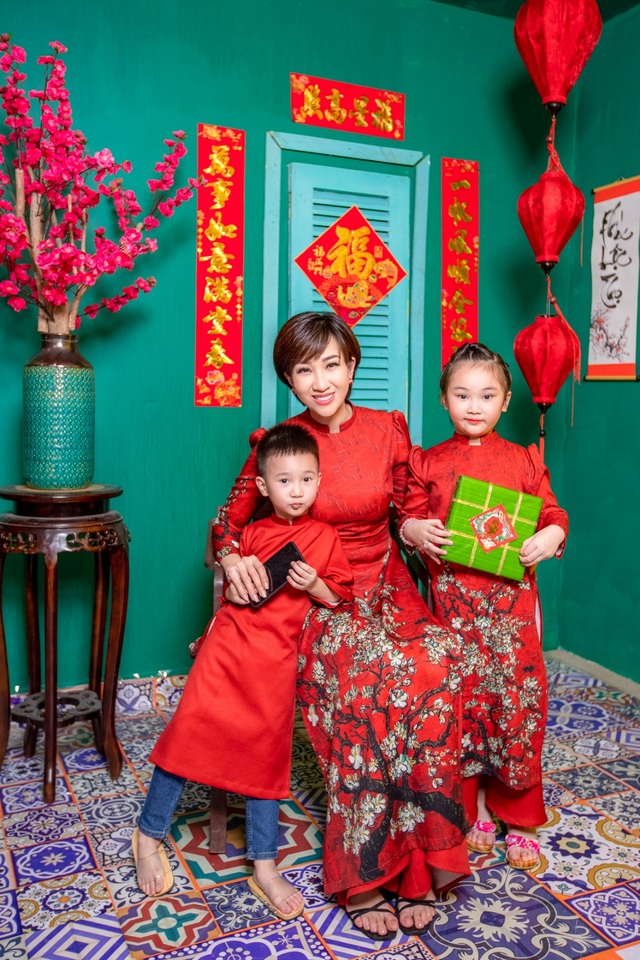 Lều Phương Anh rạng rỡ chụp ảnh du xuân cùng 2 con - 4 Lều Phương Anh rạng rỡ chụp ảnh du xuân cùng 2 con - 4