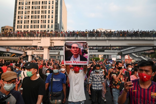 Hàng chục nghìn người biểu tình rầm rộ khắp Myanmar - 1