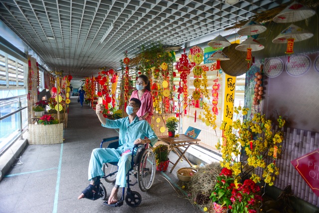Độc đáo đường hoa xuân trên cầu bộ hành ở bệnh viện - 6