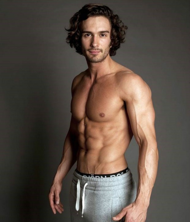 Joe Wicks gây sốc khi nằm trong bồn nước đá - 2 Joe Wicks gây sốc khi nằm trong bồn nước đá - 2