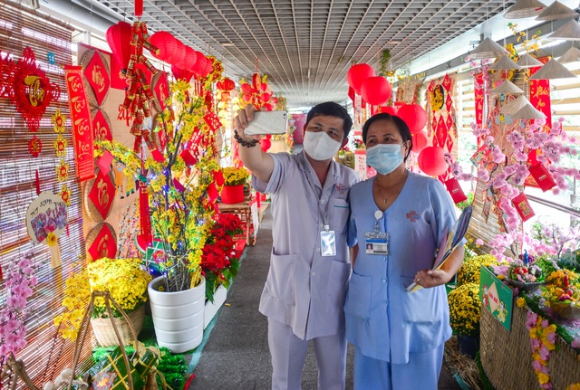 Độc đáo đường hoa xuân trên cầu bộ hành ở bệnh viện - 15 Độc đáo đường hoa xuân trên cầu bộ hành ở bệnh viện - 15