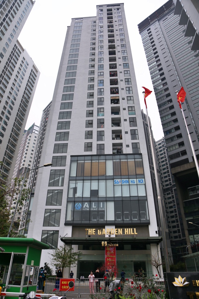 Hà Nội: 1.200 người bị phong tỏa vào 27 Tết, lo lắng chờ xét nghiệm - 5 Hà Nội: 1.200 người bị phong tỏa vào 27 Tết, lo lắng chờ xét nghiệm - 5