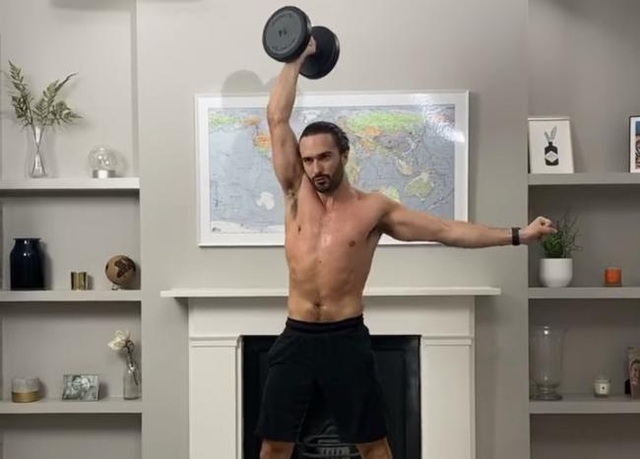Joe Wicks gây sốc khi nằm trong bồn nước đá - 6 Joe Wicks gây sốc khi nằm trong bồn nước đá - 6