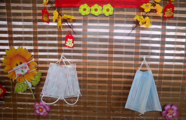 Độc đáo đường hoa xuân trên cầu bộ hành ở bệnh viện - 2 Độc đáo đường hoa xuân trên cầu bộ hành ở bệnh viện - 2