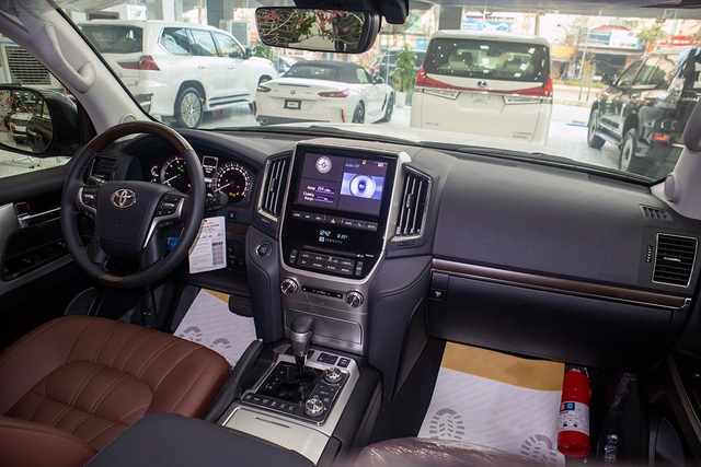 Toyota Land Cruiser 2021 nhập Trung Đông có gì mà đắt gấp đôi chính hãng? - 7