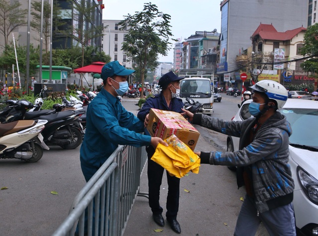 Hà Nội: 1.200 người bị phong tỏa vào 27 Tết, lo lắng chờ xét nghiệm - 8 Hà Nội: 1.200 người bị phong tỏa vào 27 Tết, lo lắng chờ xét nghiệm - 8