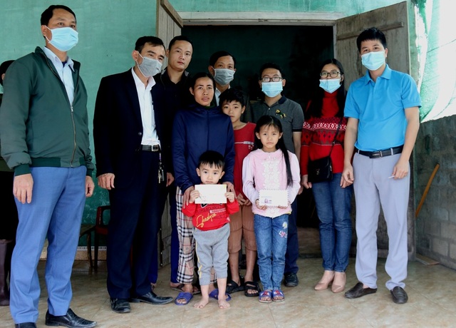 Chính quyền địa phương, bạn đọc chăm lo 3 đứa trẻ không có Tết - 1 Chính quyền địa phương, bạn đọc chăm lo 3 đứa trẻ không có Tết - 1