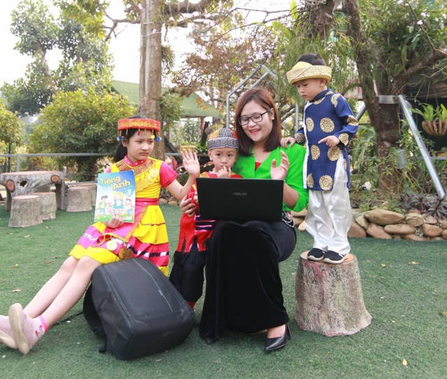 Hà Ánh Phượng: Cô giáo người Mường đưa trẻ bay đến 46 nước - 3 Hà Ánh Phượng: Cô giáo người Mường đưa trẻ bay đến 46 nước - 3