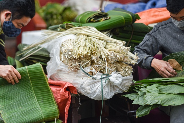 The fair was held at the end of the year, selling only wild leaves and bamboo strips in Hanoi - 11
