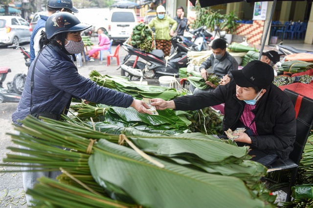 The fair was held at the end of the year, selling only wild leaves and bamboo strips in Hanoi - 8